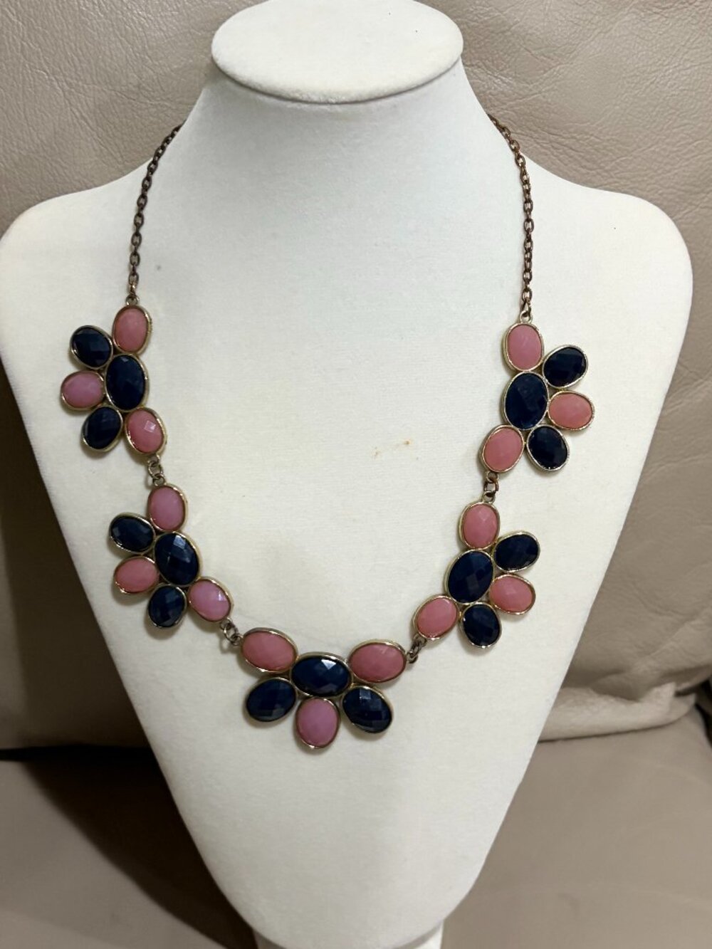 Vintage costume/fashion necklace (Preowned)